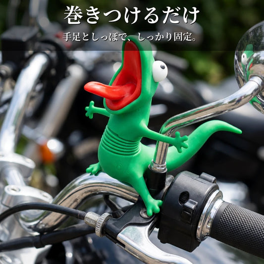 手足としっぽをバーに巻きつけて固定したアップ