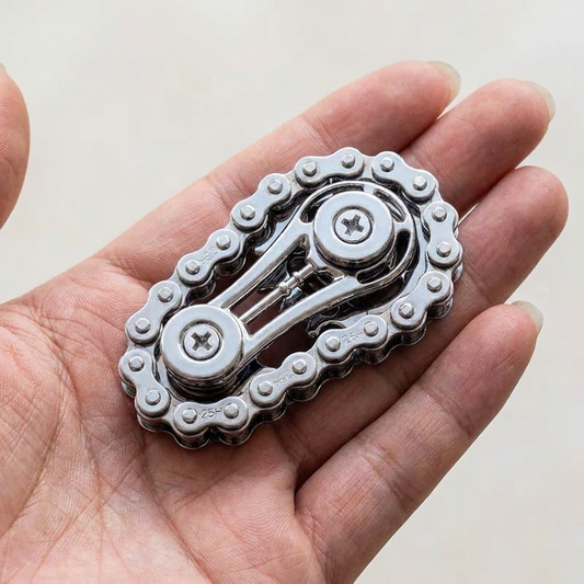 手のひらに乗せたチェーンギア スピナー(約2×3×6cmのサイズ感)