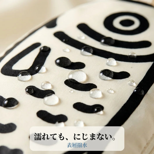 生地の表面で水滴が玉のようにはじいている様子