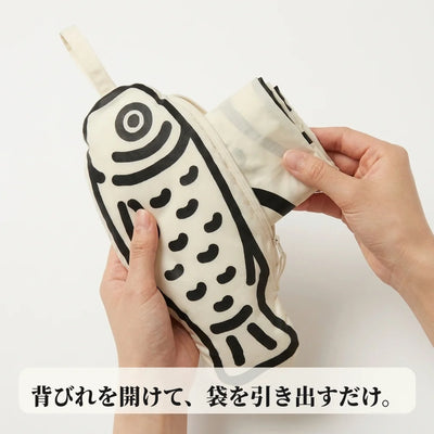 おさかなポーチの背びれのファスナーを開けているところ