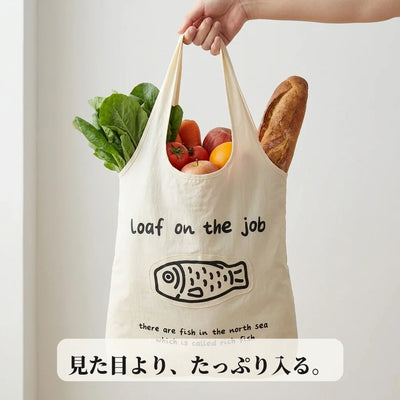 荷物を入れて手に持ったトートバッグ