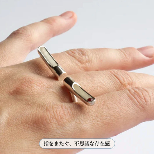 LACIAGA イリュージョンリング 着用（バーを開いた状態）