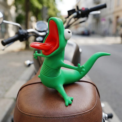 バイクのシートに立つリザード