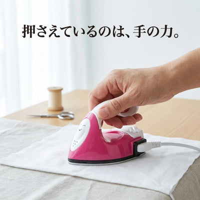手で押さえて