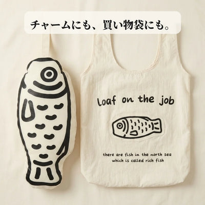 おさかなチャームと広げたトートの2つの形
