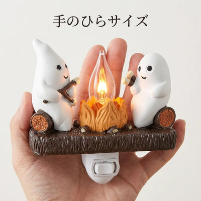 手のひらサイズ 大人の手に持ったおばけの焚き火ライト