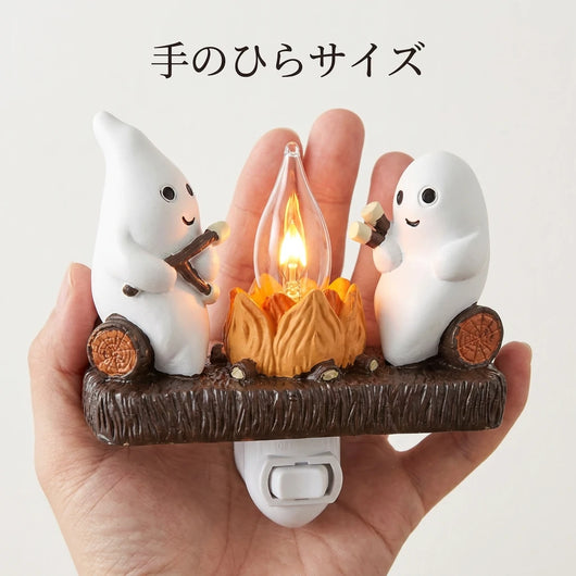 手のひらサイズ 大人の手に持ったおばけの焚き火ライト