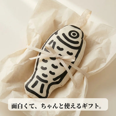リボンを添えたおさかなポーチのギフトイメージ