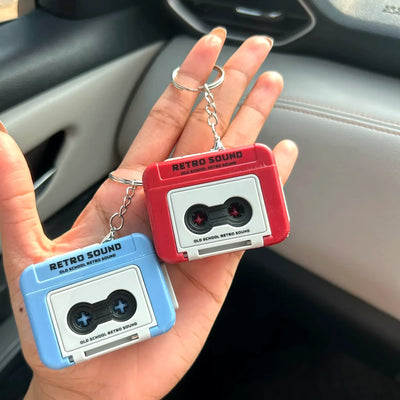 レトロカセットキーホルダー レッドとブルーを手に持った本体