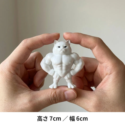 LACIAGA 不機嫌マッチョ猫 サイズ比較 手のひら 高さ7cm 幅6cm