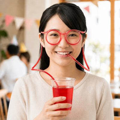 クリア丸のメガネストローを着けて飲む女性