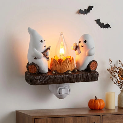 サイドボードの上でハロウィンの飾りと一緒にゆらめく様子