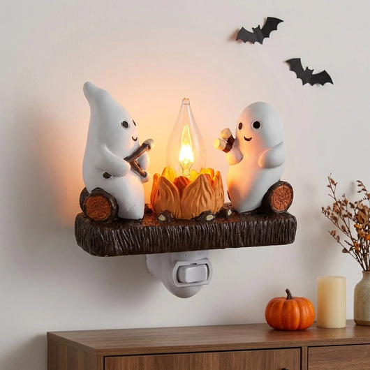 サイドボードの上でハロウィンの飾りと一緒にゆらめく様子