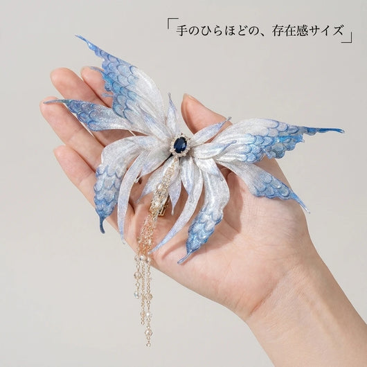 手に持ったバタフライヘアクリップのサイズ感