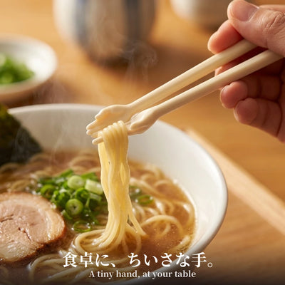 食卓に、ちいさな手