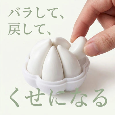 粒をにんにく型の器に戻す。バラして戻してくせになる分解ギミック