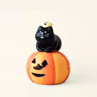 南瓜にのった黒猫