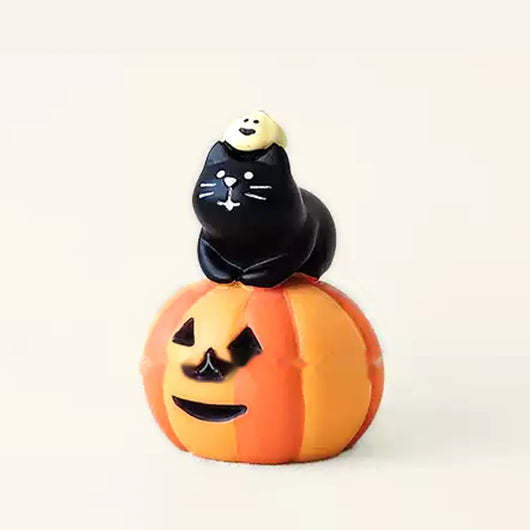 南瓜にのった黒猫