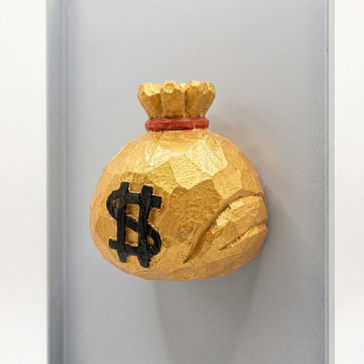 LACIAGA 木彫りの金運マグネット 垂直のスチール面に貼り付いた状態