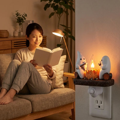 夜のリビングで壁にオレンジの光を落とすおばけの焚き火ライト