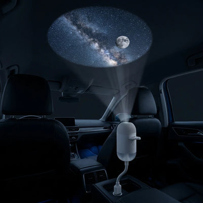 夜の車内。ルーフに星空と月が投影された星空ライト