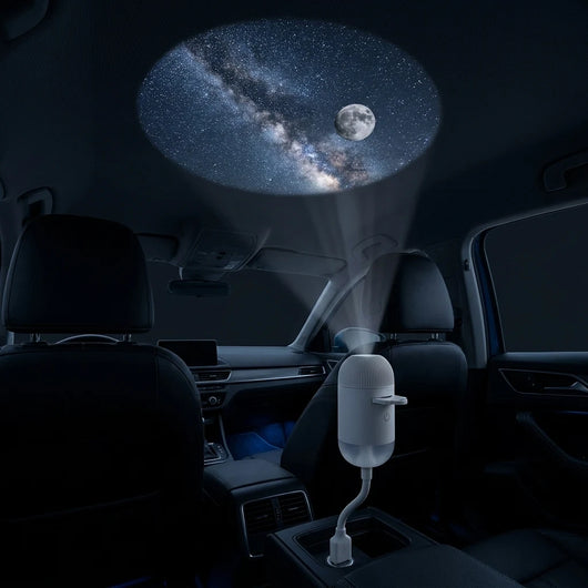 夜の車内。ルーフに星空と月が投影された星空ライト