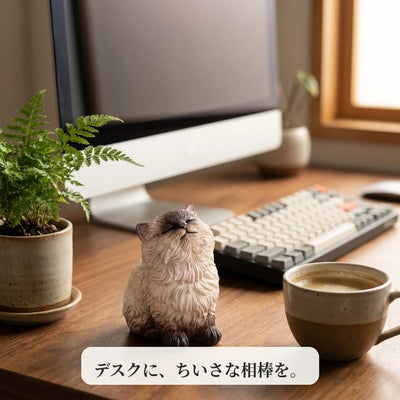 デスクにおすまし座りポーズで置いたシャム猫ミニフィギュアのビネット