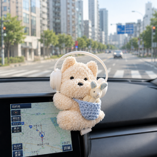 ヘッドホンベアが車のセンター画面の縦のサイド（横）フチに引っ掛けて取り付けられ、本体は画面の横にはみ出し、画面はしっかり見える様子
