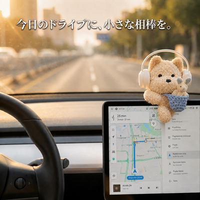 夕暮れのドライブで画面の縦のサイド（横）フチに引っかかるヘッドホンベア（本体は画面の横、画面が見える）