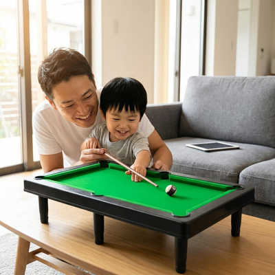 親子で卓上ビリヤードを楽しむ様子（タブレットを置いて対戦）