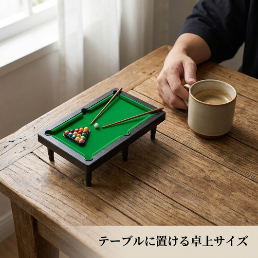手とマグカップと並べた卓上サイズの実寸イメージ