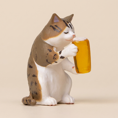 茶トラの猫がビールジョッキを抱える置物 / Brown tabby cat figurine holding a beer mug
