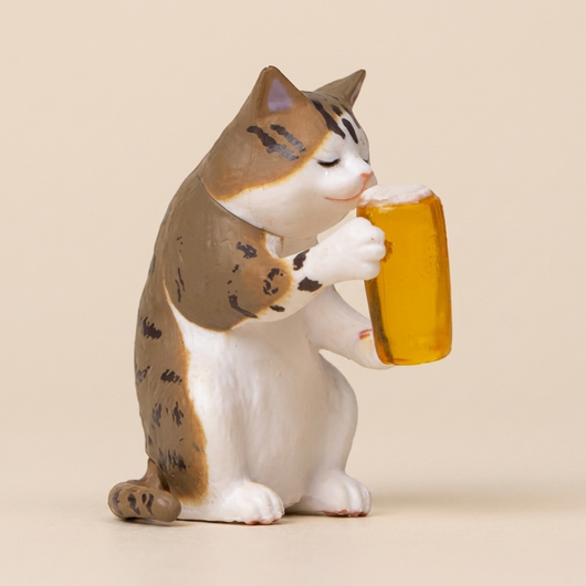 茶トラの猫がビールジョッキを抱える置物 / Brown tabby cat figurine holding a beer mug
