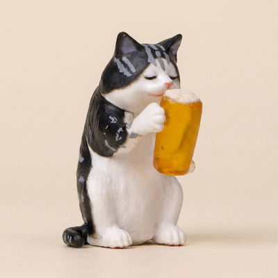 黒白トラの猫がビールジョッキを抱える置物 / Black tuxedo tabby cat figurine holding a beer mug