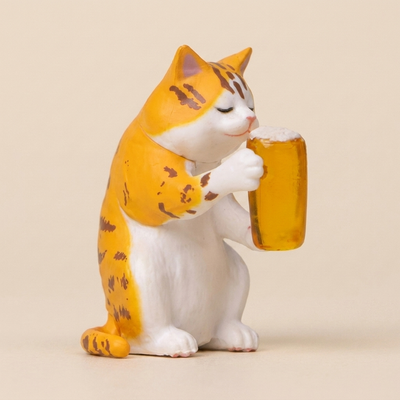 赤トラ（オレンジ）の猫がビールジョッキを抱える置物 / Ginger tabby cat figurine holding a beer mug