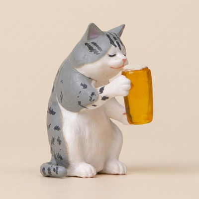 グレートラの猫がビールジョッキを抱える置物 / Grey tabby cat figurine holding a beer mug