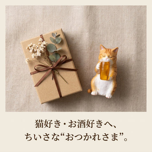 ギフトボックスと猫フィギュアのプレゼントシーン / Gift scene with a kraft box and the cat figurine