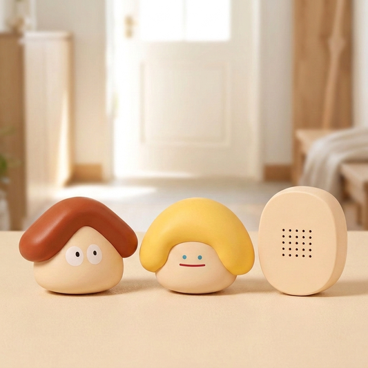 きのこチャイムのセット：ピーター（ブラウン）とルーシー（イエロー）のキャラクター型ボタンと、クリーム色の楕円チャイム本体を明るい玄関の前に並べたヒーロー画像。