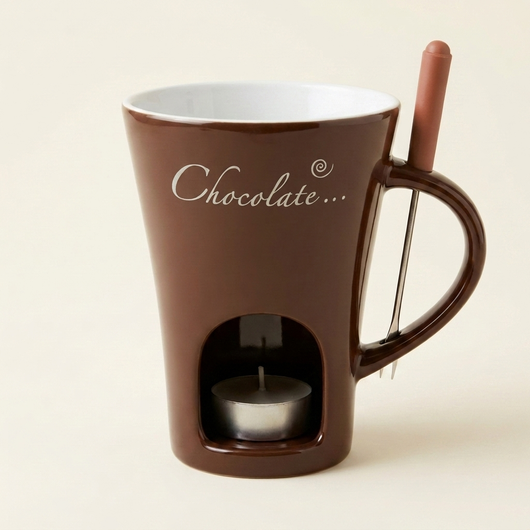 チョコブラウンのマグ、前面に銀色の「Chocolate…」プリント、右側の取っ手、底のキャンドル窓とクレイブラウンの持ち手のフォーク付き