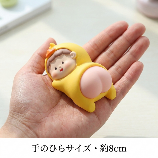 手のひらにのせたサイズ比較、約8cm