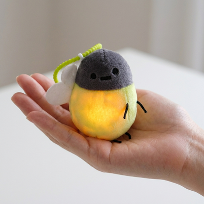 手のひらで光る蛍チャーム