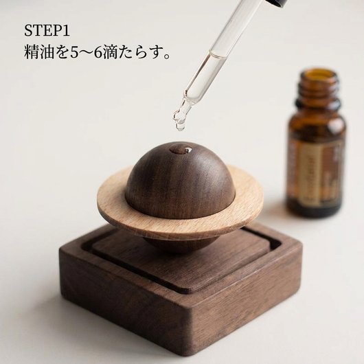 STEP1 スポイトで精油を5〜6滴たらす様子