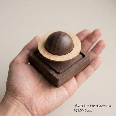 手のひらにおさまる約5.5×6cmのサイズ感
