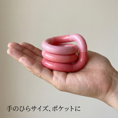 手のひらにのせた手のひらサイズのねじねじフィジェット