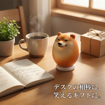 コーヒーやノート、小さな植物と並んでデスクに飾られた柴犬のたまご