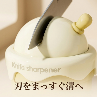 V型の研ぎ溝に刃を入れる