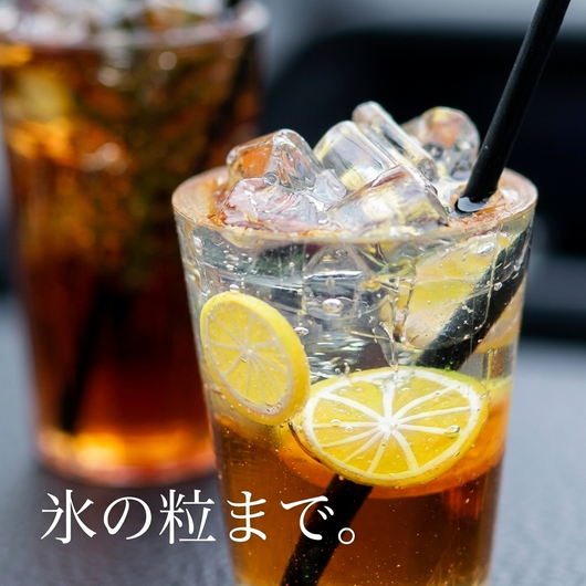 氷の粒とレモンスライスのマクロ