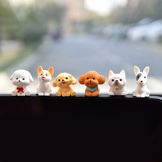 6匹のミニわんこフィギュアを車のセンターディスプレイの上ぶちに並べたイメージ