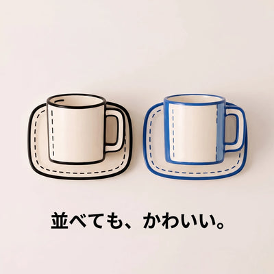 モノクロとブルーのマグを並べたフラットレイ
