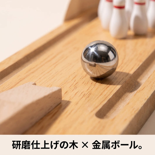 研磨仕上げの木と金属ボール